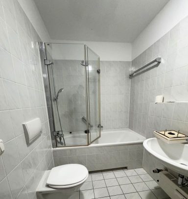 Badezimmer mit weißen Fliesen