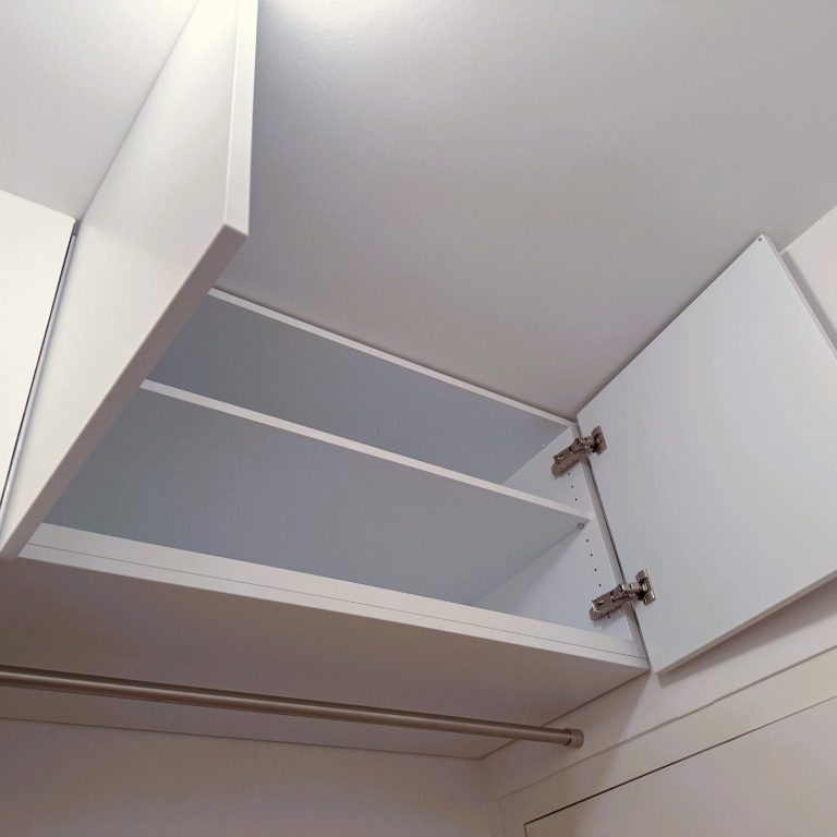 Oberschrank in Nische im Flur Zwei helle, geschlossene Oberschränke an einer Wand im Flur, direkt unter der Decke